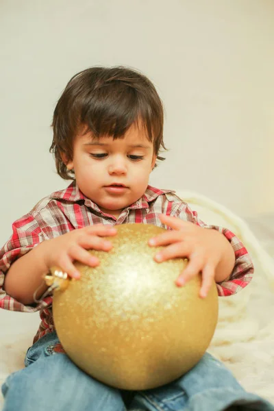 クリスマス ボールに座っている少年 — ストック写真
