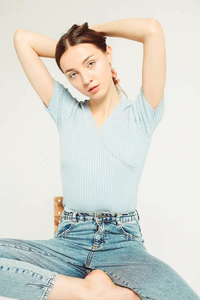 Retrato Leve Mulher Bonita Com Cabelo Escuro Vestindo Camiseta Azul — Fotografia de Stock