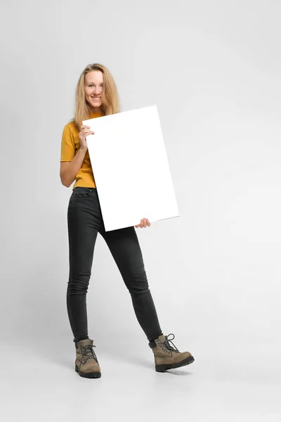 Mujer positiva con póster de maqueta — Foto de Stock