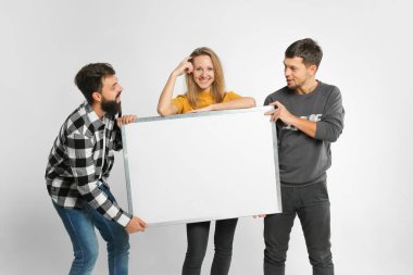 Gençler holding beyaz tahta