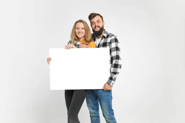 Dos personas amorosas felices con póster de maqueta — Foto de Stock