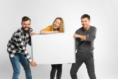 Gençler holding beyaz tahta