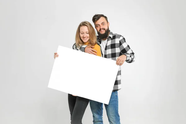 Dos personas amorosas felices con póster de maqueta — Foto de Stock