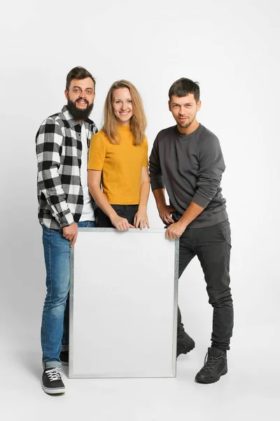 Jóvenes sosteniendo pizarra blanca — Foto de Stock