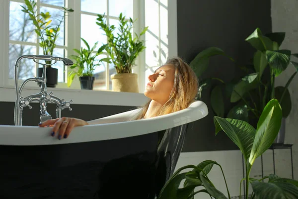 Tranquila mujer relajada en el baño — Foto de Stock