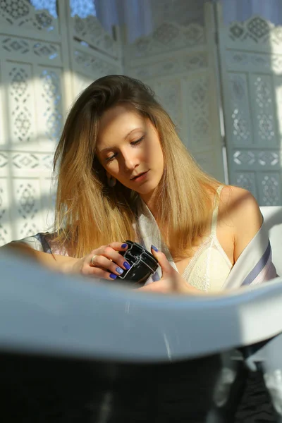 Retrato de mujer sexy en el baño — Foto de Stock