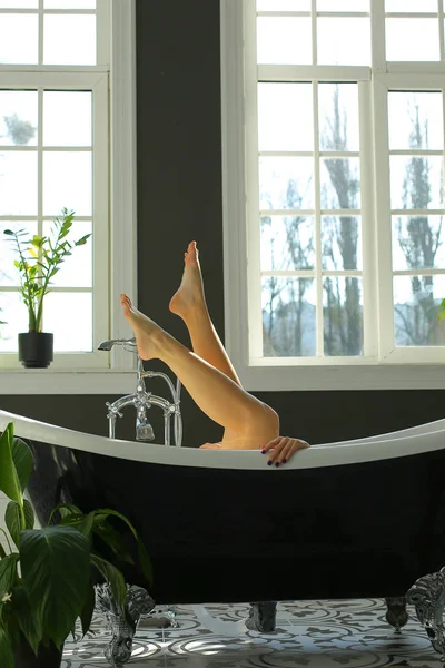 Jambes dans le bain — Photo