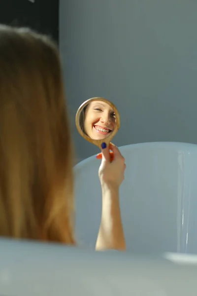 Mujer feliz en el espejo — Foto de Stock