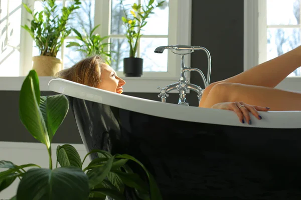 Happy pretty woman is relaxing in bath — Stock Photo, Image