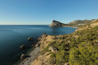 Dağlı deniz manzarası