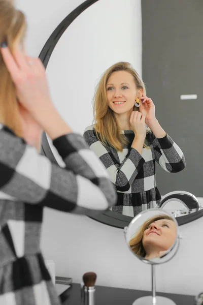 Glimlachende mooie vrouw in de buurt van mirror — Stockfoto