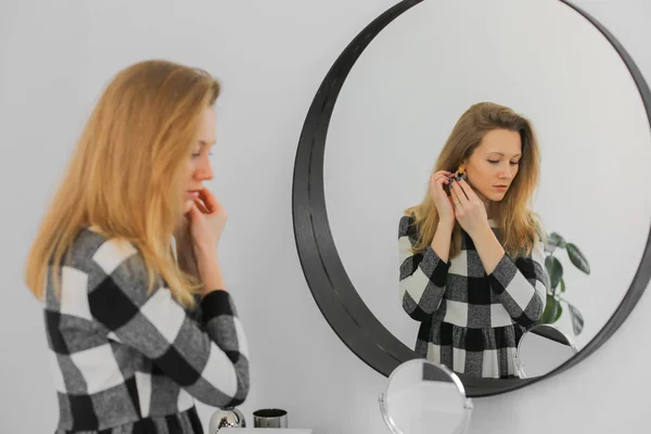 Mujer elegante serio cerca del espejo — Foto de Stock