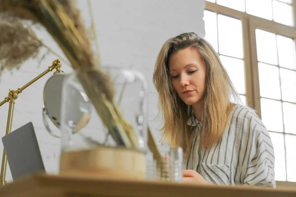 Schwermütige Frau am Tisch — Stockfoto