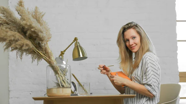 Hübsche Frau macht etwas Arbeit am Tisch — Stockfoto