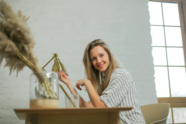 Mulher bonita está fazendo algum trabalho na mesa — Fotografia de Stock