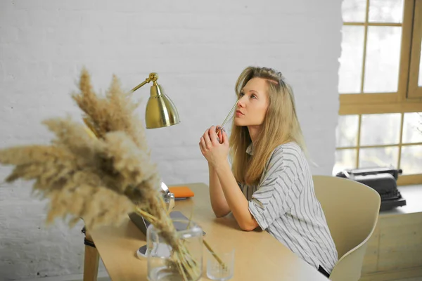 Fokussierte Frau arbeitet am Tisch — Stockfoto