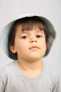 güzel küçük çocuk kameraya bakıyor