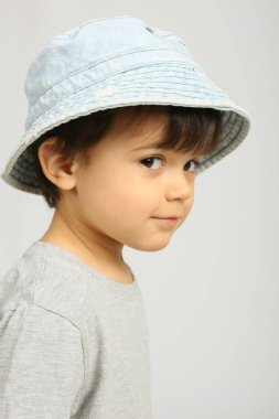 kameraya bakan sevimli çocuk