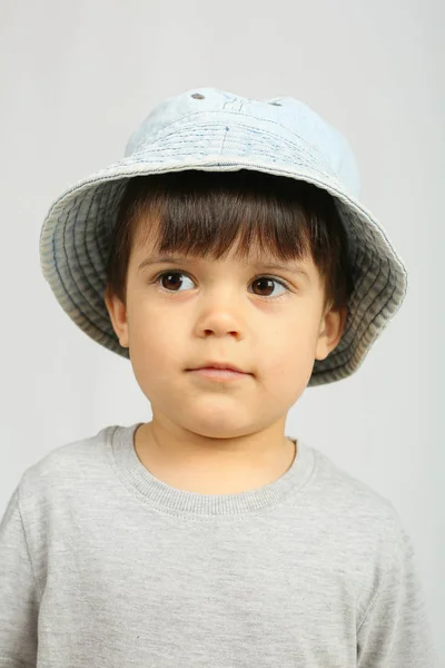 Adorável menino olhando para a câmera — Fotografia de Stock