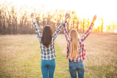 İki genç kadın sunset Bulvarında arıyor. En iyi dostlar