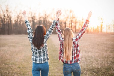 İki kadın sunset Bulvarında arıyor. En iyi dostlar