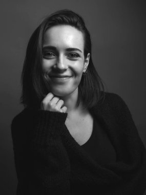 Mutlu genç kadın. Stüdyo. Siyah ve beyaz