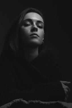 Gurur genç kadın. Siyah ve beyaz.