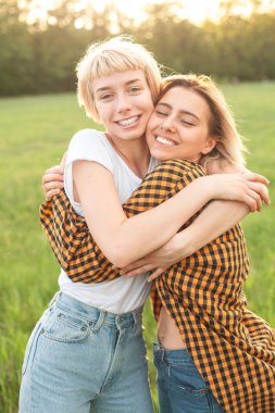 Sarılma ve having fun açık havada iki genç kadın