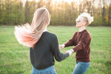 İki kadın sahada dans ediyor. En iyi dostlar