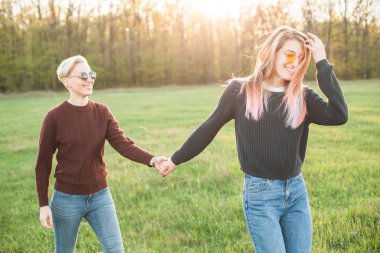 İki kadın sahada yürüyor. En iyi dostlar