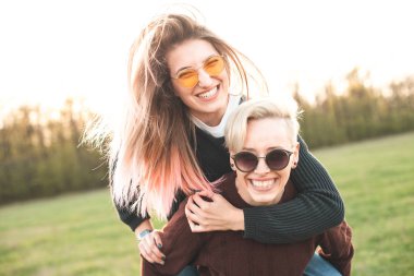 Eğlenceli açık havada iki neşeli kadın,