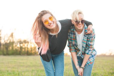 İki genç kadın birlikte dışarıda vakit