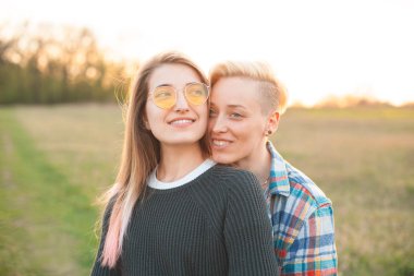 Sahada iki genç kadının...