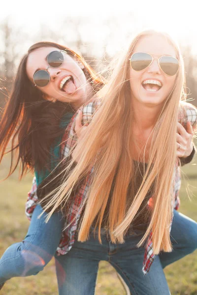 Duas Mulheres Alegres Divertindo Livre Pôr Sol — Fotografia de Stock