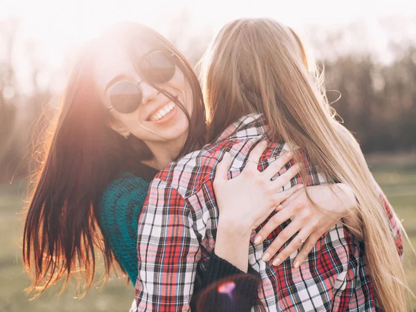 Två Bästa Vänner Har Roligt Utomhus Solnedgången Närbild — Stockfoto