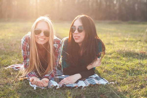 Dvě Mladé Ženy Ležící Trávě Při Západu Slunce Nejlepší Kamarádi — Stock fotografie