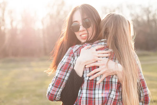 Duas Mulheres Alegres Divertindo Abraçando Livre Pôr Sol — Fotografia de Stock