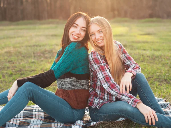 Duas Jovens Mulheres Sentadas Relva Melhores Amigos — Fotografia de Stock