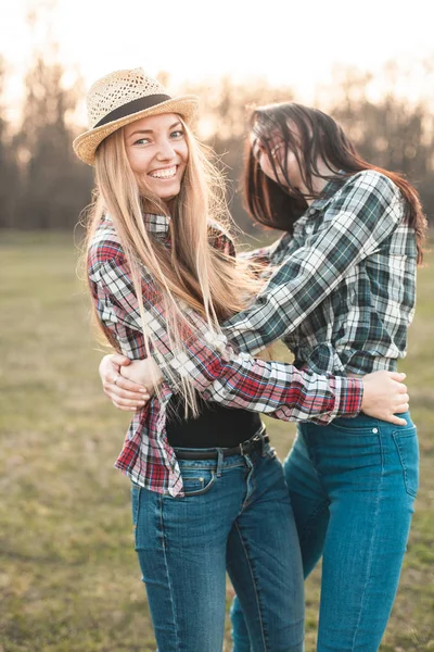 Två Glada Unga Kvinnliga Kul Fältet Bästa Vänner — Stockfoto