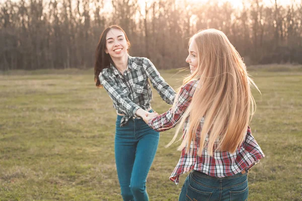 Duas Jovens Mulheres Alegres Divertindo Campo Noite Melhores Amigos — Fotografia de Stock