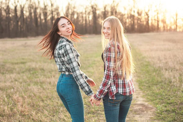 Két Vidám Fiatal Női Gyaloglás Területén Este Legjobb Barátok — Stock Fotó