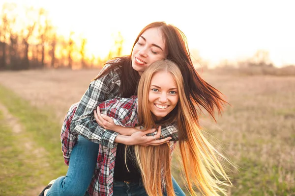 Dos Mujeres Jóvenes Divierten Aire Libre Atardecer Mejores Amigos —  Fotos de Stock