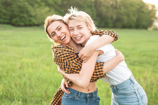 Twee Vrolijke Jonge Vrouwen Zijn Knuffelen Het Veld — Stockfoto