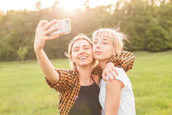 Dos Hermosas Mujeres Jóvenes Hacen Autorretratos Teléfono Móvil Aire Libre —  Fotos de Stock