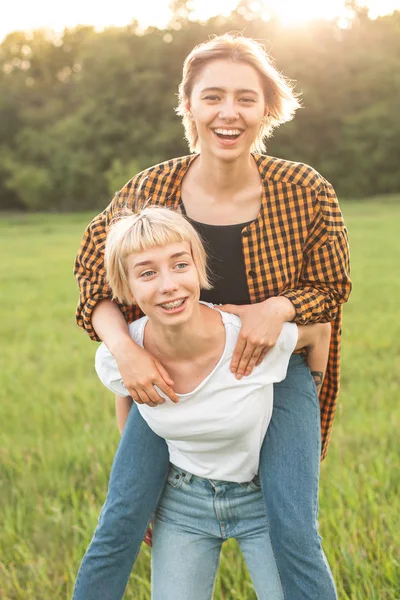 Dos Mujeres Jóvenes Alegres Divirtiéndose Aire Libre —  Fotos de Stock