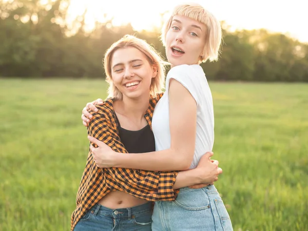 Due Giovani Donne Che Divertono Sul Campo Verde Migliori Amici — Foto Stock