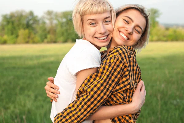 Due Giovani Donne Che Abbracciano Divertono All Aperto Sera Migliori — Foto Stock