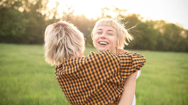 Dos Chicas Divirtiéndose Abrazándose Aire Libre Mejores Amigos —  Fotos de Stock