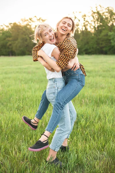 Dvě Mladé Ženy Baví Objímání Venku — Stock fotografie