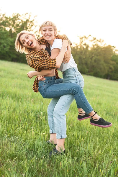 Δύο Χαρούμενα Κορίτσια Διασκεδάζουν Και Αγκαλιάζει Εξωτερικούς Χώρους Καλύτεροι Φίλοι — Φωτογραφία Αρχείου